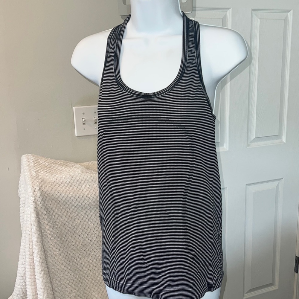 Women’s Lululemon running tank top, black/ white , size 6 ,excellent condition